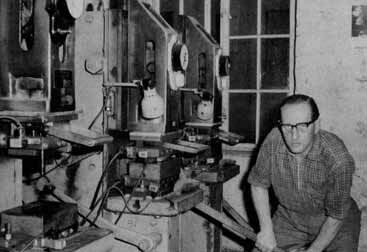 Kniehebelpresse in der Kunststofffertigung, 1956